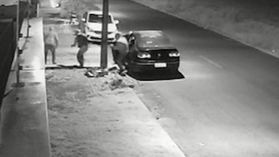 Vídeo mostra homens na casa onde polícia encontrou R$ 1,2 milhão espalhado no Paraná