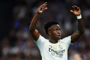 Vini Jr. ajuda a furar retranca, e Real vence a Juventus na Champions