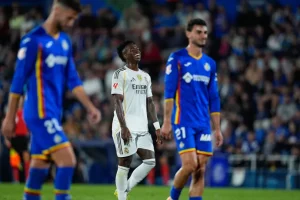 Vinícius Júnior ouve: “Por isso é que todo mundo te odeia” em jogo tenso