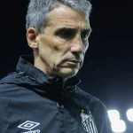 Vojvoda aceita cobranças, pede para torcida 'acreditar', mas sequência do Santos é complicada