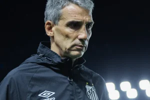 Vojvoda aceita cobranças, pede para torcida 'acreditar', mas sequência do Santos é complicada