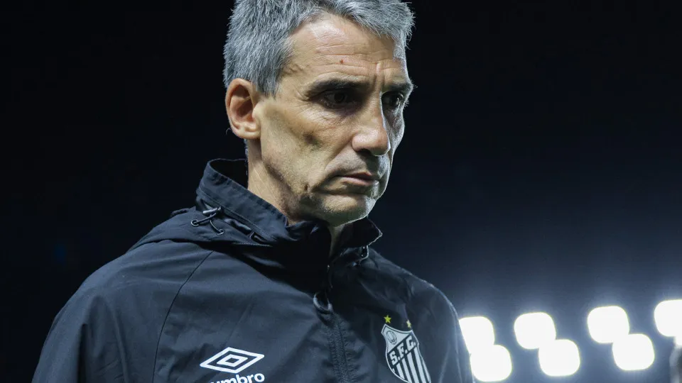 Vojvoda aceita cobranças, pede para torcida 'acreditar', mas sequência do Santos é complicada