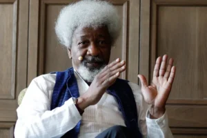 Wole Soyinka, vencedor do Nobel, diz ter visto revogado após fazer crítica a Trump