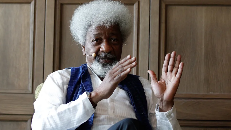 Wole Soyinka, vencedor do Nobel, diz ter visto revogado após fazer crítica a Trump