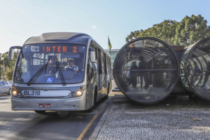 mulher é atropelada ao atravessar a rua