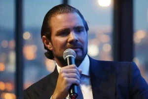 Banqueiro Daniel Vorcaro deixa sede da PF e é transferido para prisão em Guarulhos