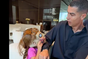 Bella Esmeralda surpreende CR7 com brincadeira de Halloween