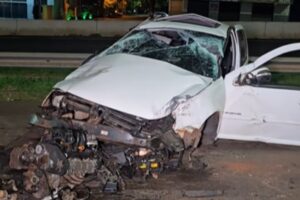 Carro capota após sair da pista e deixa dois feridos no Contorno Norte de Maringá