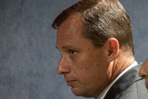 Cid chega ao STF para audiência que marca início de cumprimento da pena