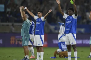 Cruzeiro tenta manter embalo diante do pressionado Vitória para seguir na briga pelo título