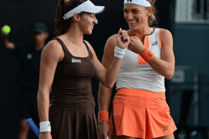 Dupla de Stefani vira sobre atual campeã e vai à semi do WTA Finals