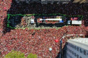 Famílias se juntam à multidão para festejar título do Flamengo no RJ