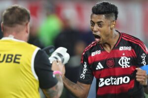 Fla vence, aproveita derrota do Palmeiras e volta a igualar rival