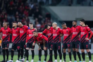 Goiás e Athletico-PR fazem duelo direto por acesso na Série B em dia de briga de opostos