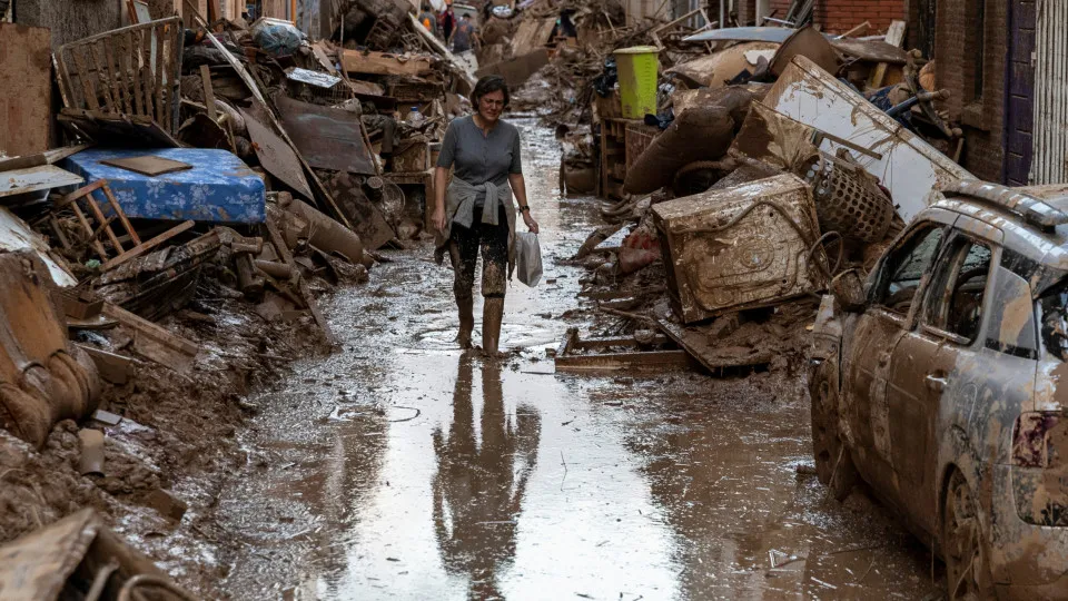 Governador de Valência renuncia um ano após enchente com 229 mortes