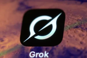 IA do X nega o Holocausto e diz que câmaras de gás eram para desinfecção