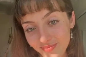 Jogadora de futebol morre após ser atingida por raio durante treino