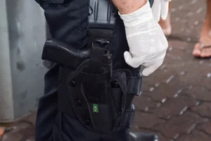 Jovem é morta com tiro na cabeça em frente ao pai durante assalto em SP