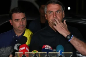 Moraes autoriza visitas dos filhos de Bolsonaro na Superintendência da PF