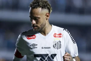 Neymar cita Romário após encerrar jejum de gols: 'Tem que ter calma de médico em cirurgia'