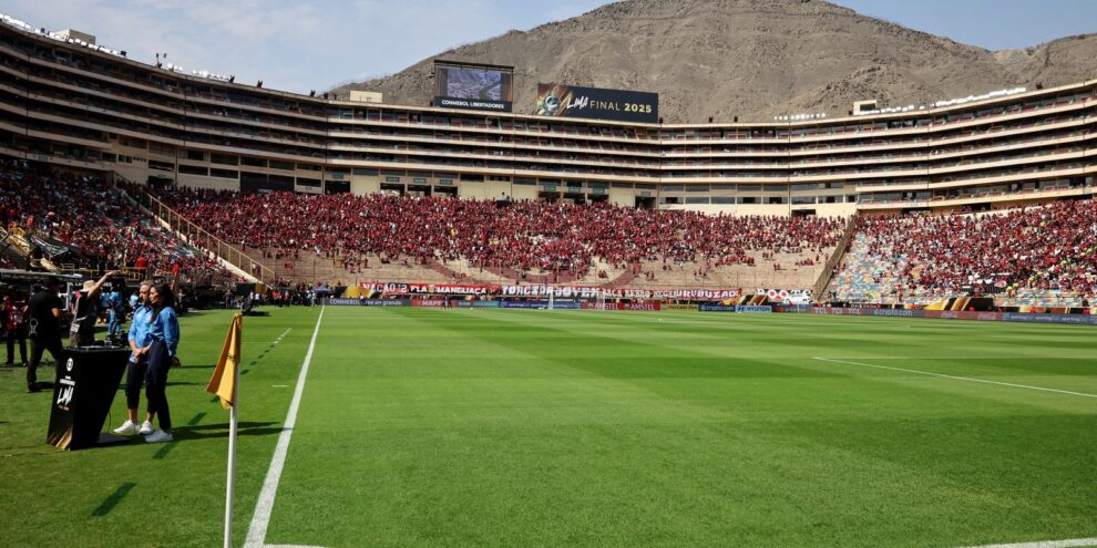 Ônibus atrasa e final da Liberadores começará às 18h30 (de Brasília)