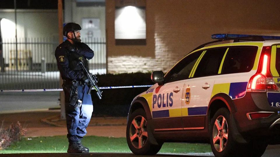 Ônibus avança contra ponto de ônibus e deixa mortos e feridos na capital da Suécia