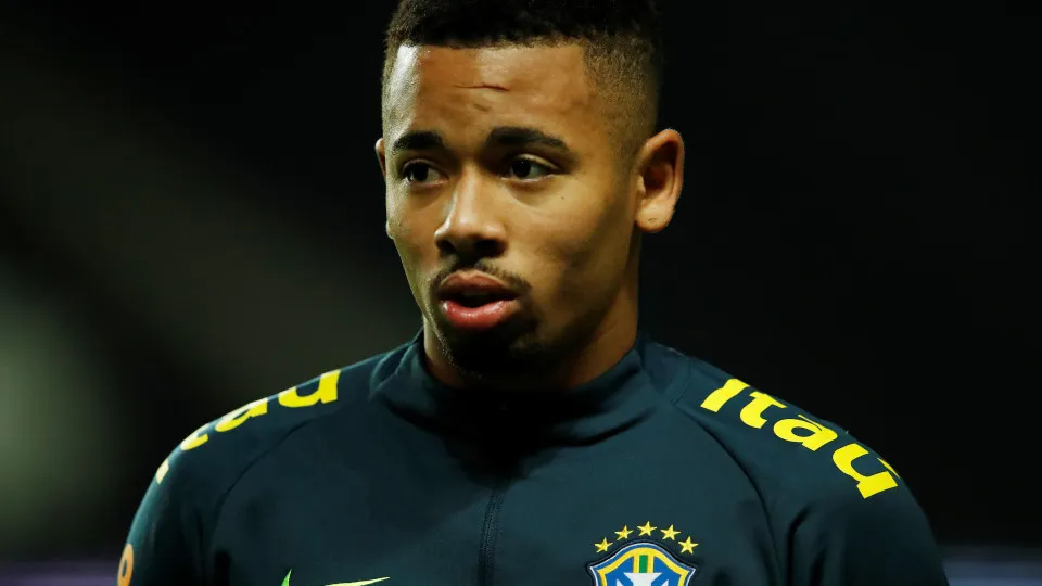 Sob olhar de Gabriel Jesus, Ancelotti desenha seleção sem camisas 9