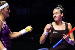 Stefani e Babos vencem russas e se aproximam da semi do WTA Finals