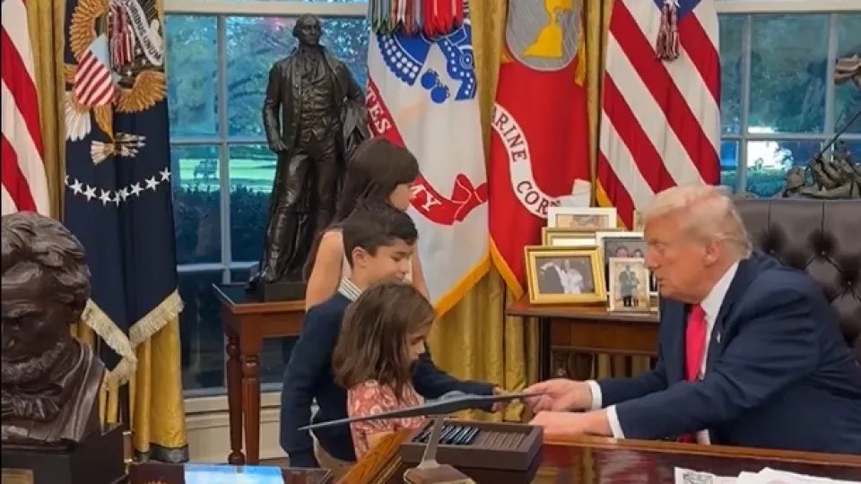 Vídeo viral: Trump recebe crianças na Casa Branca e não é reconhecido