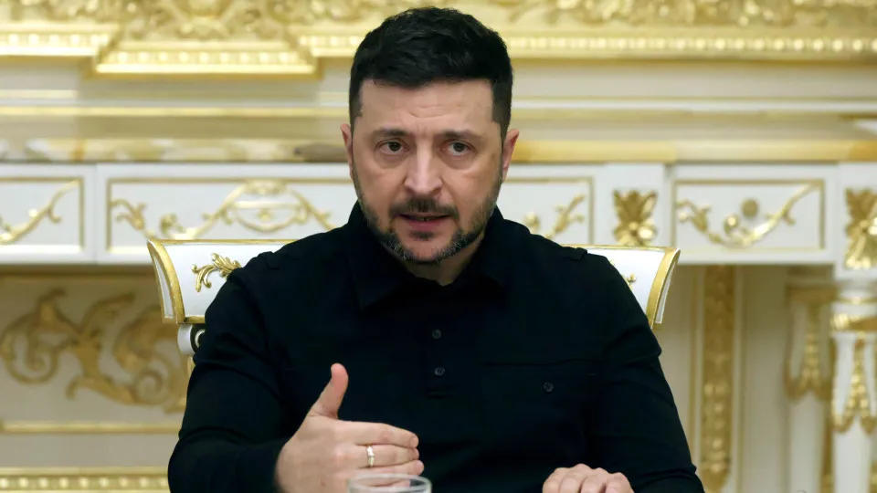 Zelensky alerta que Rússia se prepara para uma "grande guerra" na Europa