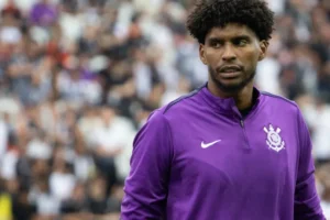 Fé e feeling deixam Hugo Souza mais perto da idolatria no Corinthians