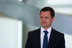 Lewandowski demite Ramagem e Anderson Torres dos quadros da PF para cumprir decisão do STF