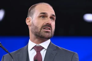 Motta notifica Eduardo Bolsonaro sobre processo de perda do mandato