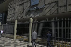 Petroleiros aprovam greve nacional a partir de segunda-feira, 15