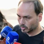 Soluços de Bolsonaro voltaram após procedimentos, diz Carlos Bolsonaro