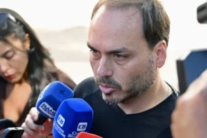 Soluços de Bolsonaro voltaram após procedimentos, diz Carlos Bolsonaro