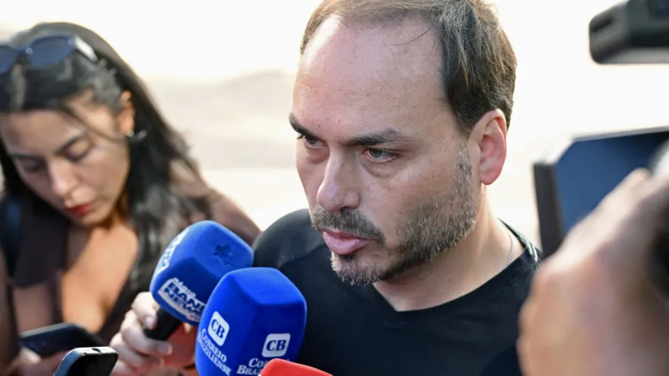 Soluços de Bolsonaro voltaram após procedimentos, diz Carlos Bolsonaro