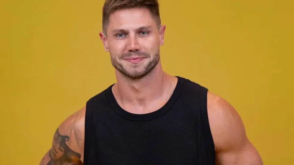 'Ele é só músculo e olhos azuis', dispara Babu Santana sobre Jonas Sulzbach