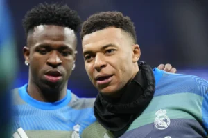 Mbappé e técnico do Real defendem Vini Jr.