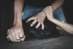 Adolescente passa por 'tribunal do tráfico' e sofre estupro coletivo no RJ