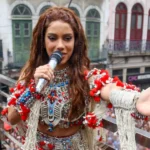 Anitta arrasta multidão para bloco em reta final do Carnaval no Rio
