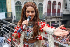 Anitta arrasta multidão para bloco em reta final do Carnaval no Rio