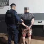 Após bater carro contra árvore, motorista é preso ao ser flagrado portando drogas, em Maringá