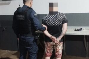 Após bater carro contra árvore, motorista é preso ao ser flagrado portando drogas, em Maringá