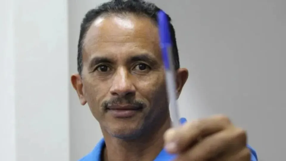 Após perder fortuna, Manoel Gomes vive de favor e tenta se recuperar