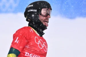 Astro do snowboard fratura pescoço e é levado para hospital de helicóptero