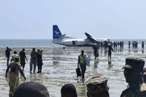 Avião com 55 pessoas faz pouso de emergência e vai parar no mar; veja