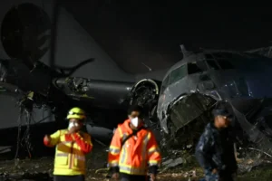 Avião com carga de dinheiro cai e deixa 20 mortos na Bolívia