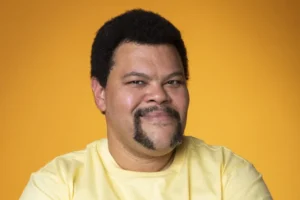 Babu se irrita com Milena e muda de quarto