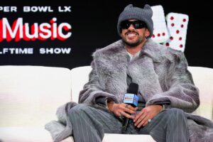 Bad Bunny, vencedor do Grammy e crítico de Trump, canta no Super Bowl